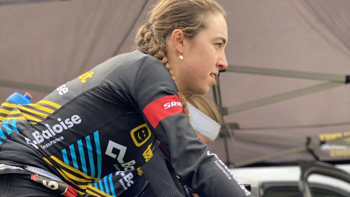 La ciclista neerlandesa Shirin Van Anrooij, durante un entrenamiento antes de una competición de ciclocrós.