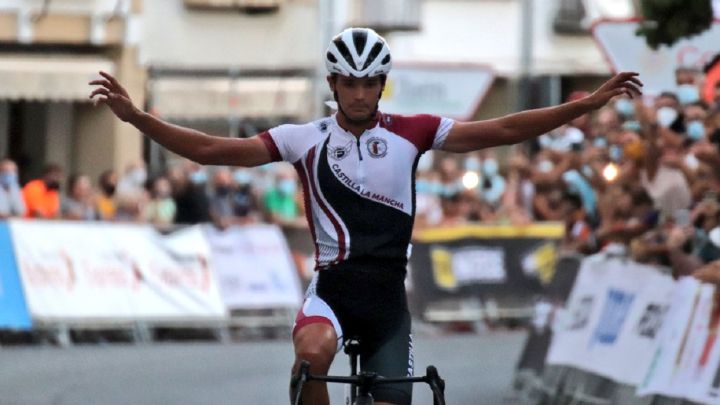 Javier Romo celebra su victoria en la prueba de fondo sub-23 de los Campeonatos de España sub-23 de Ciclismo en Ruta.