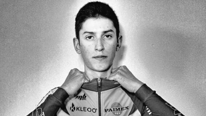 El ciclista Michael Antonelli posa con el maillot del equipo Mastromarco Sensi Nibali.