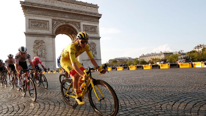 Tadej Pogacar rueda con el maillot amarillo delante del Arco del Triunfo en la última etapa del Tour de Francia 2020 en París.