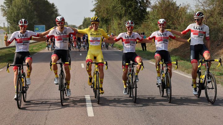 Tadej Pogacar rueda junto a sus compañeros del Team UAE Emirates en la última etapa del Tour de Francia 2020.