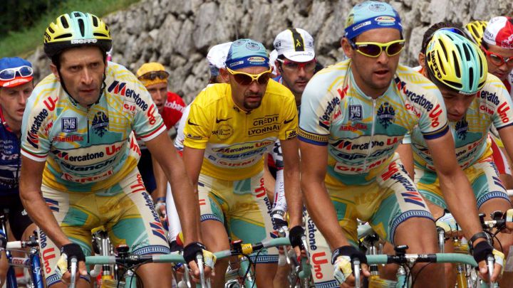 Marco Pantani rueda con el maillot amarillo de líder durante la 16ª etapa del Tour de Francia de 1998.