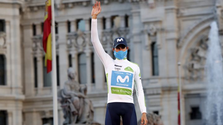 Enric Mas posa en el podio de La Vuelta 2020 como ganador del jersey blanco de mejor jóven.