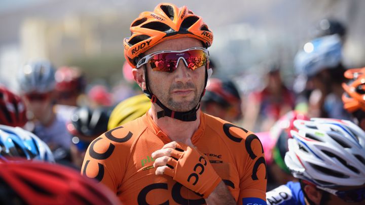 Davide Rebellin posa con el maillot del CCC antes de una etapa en el Tour de Omán de 2016.