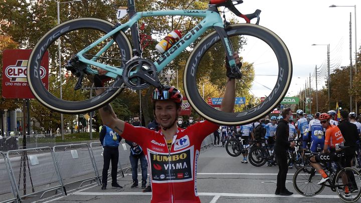 Primoz Roglic levanta su bicicleta tras proclamarse ganador de La Vuelta 2020.