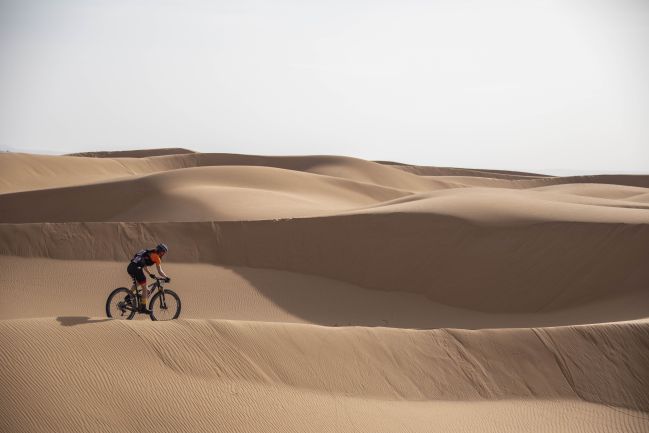 Resultat d'imatges per a "dunas marruecos con bici"