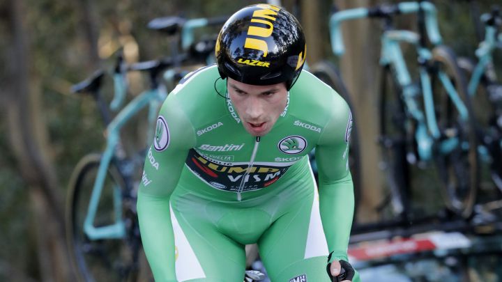 Primoz Roglic rueda durante la contrarreloj de Ézaro en la decimotercera etapa de La Vuelta 2020.