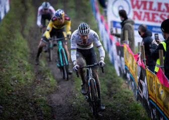 Van der Poel vuelve a ganar la partida a Van Aert