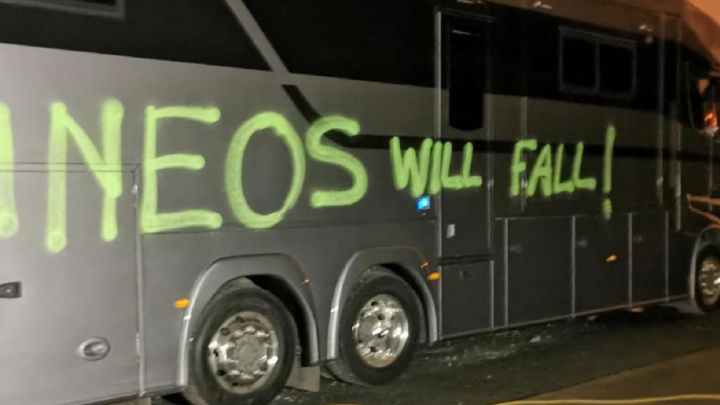 Imagen de uno de los autobuses del Ineos que han sido atacados en Bélgica.