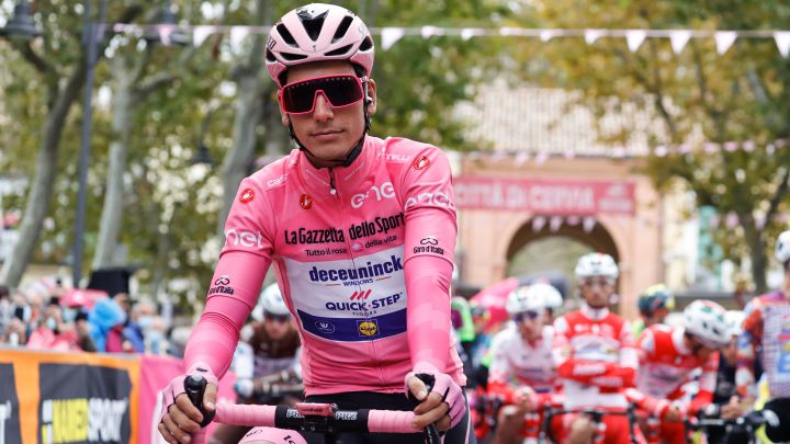 Joao Almeida posa antes de la salida de la decimotercera etapa del Giro de Italia 2020 entre Cervia y Monselice.