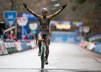 Van Aert, profeta en su tierra: logra derrotar a Van der Poel