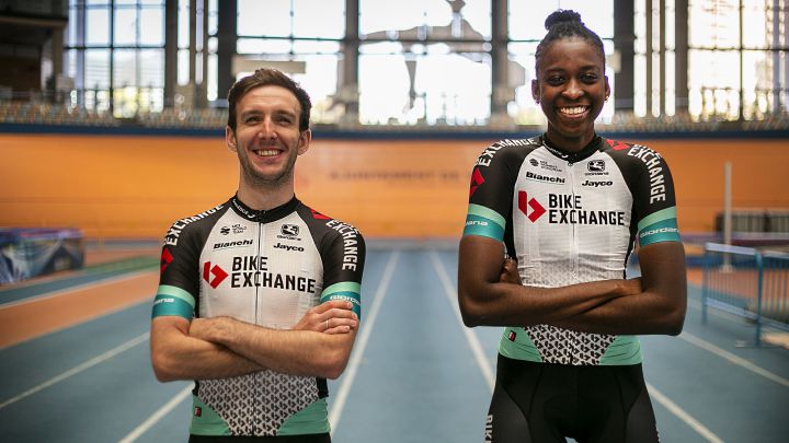 Simon Yates y Teniel Campbell posan con la equipación del Team BikeExchange, la nueva denominación del Mitchelton-Scott, para la temporada 2021.