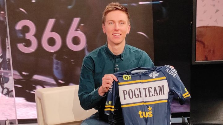 Tadej Pogacar posa con el maillot del Pogi Team durante su visita a la televisión de Eslovenia.