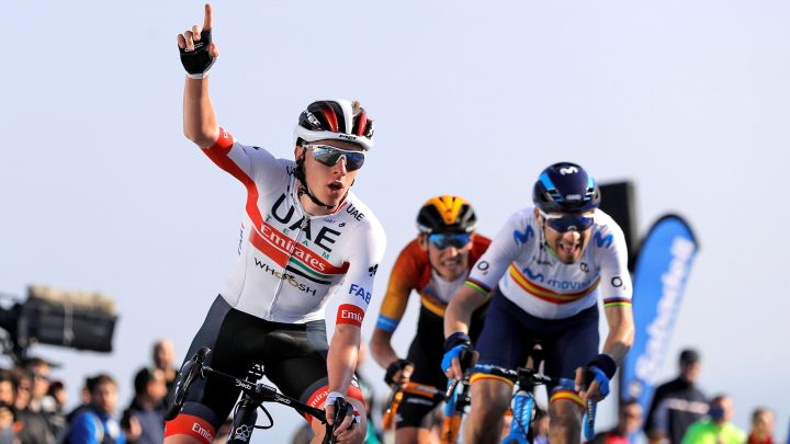 El corredor esloveno del equipo UAE Team Emirates, Tadej Pogacar se impone a Alejandro Valverde en la llegada de la 2ª etapa de la 71ª edición de La Vuelta Ciclista a la Comunitat Valenciana, con salida en Torrent y final en Cullera.