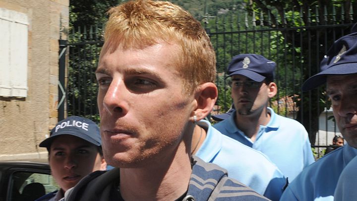 El ciclista italiano Riccardo Riccò es retenido por la policía tras su positivo por dopaje en el Tour de Francia 2008.