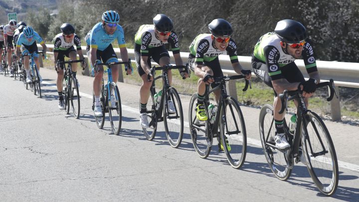 Los ciclistas del Kern Pharma tiran del pelotón durante la Vuelta a Andalucía 2020.