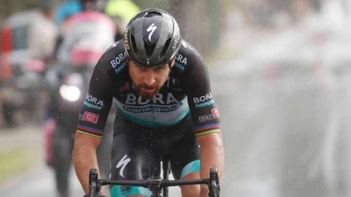 Peter Sagan rueda en solitario durante la 12ª etapa del Giro de Italia 2020 con final en Tortoreto.