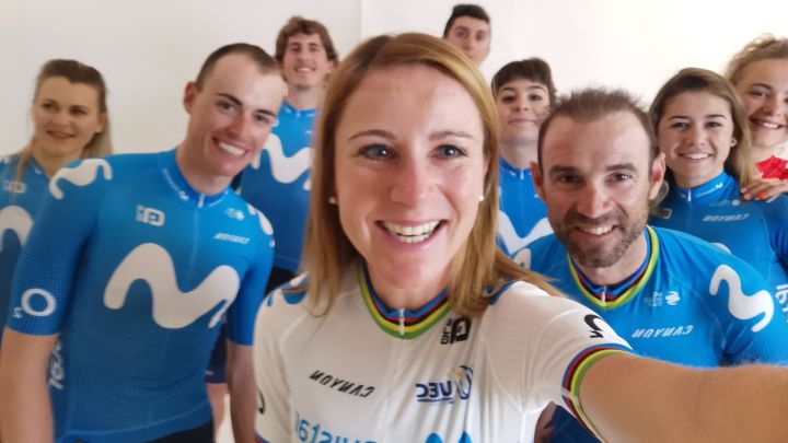Annemiek Van Vleuten se hace una selfi con Enric Mas, Alejandro Valverde y el resto de compañeros de los equipos masculino y femenino del Movistar.