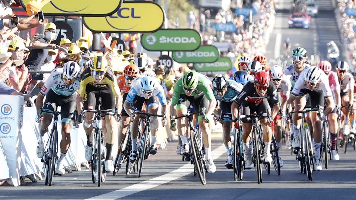 Peter Sagan mete el codo a Wout Van Aert durante el esprint de la undécima etapa del Tour de Francia 2020 con final en Poitiers.
