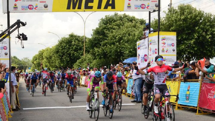 Matteo Malucelli, del Androni-Giocattoli, celebra su victoria al esprint en la primera etapa de la Vuelta al Táchira 2021 en El Vigía.