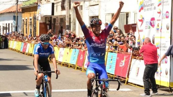 Roniel Campos celebra su victoria ante Óscar Sevilla en la segunda etapa de la Vuelta al Táchira con final en Mérida.