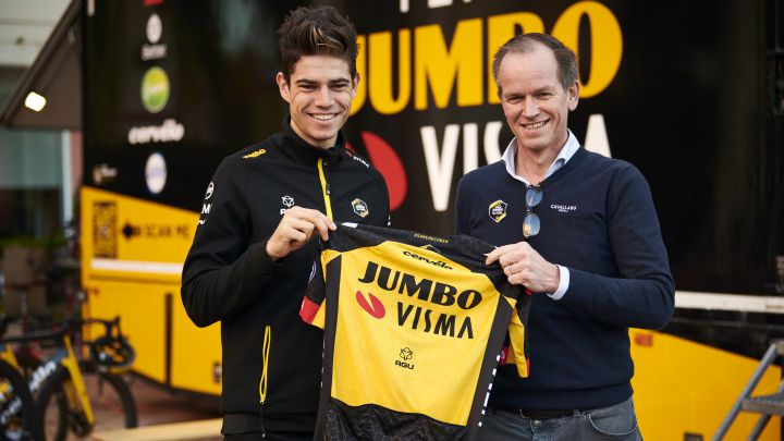 Wout Van Aert posa junto a Richard Plugge tras confirmar su renovación por el Jumbo-Visma hasta 2024.