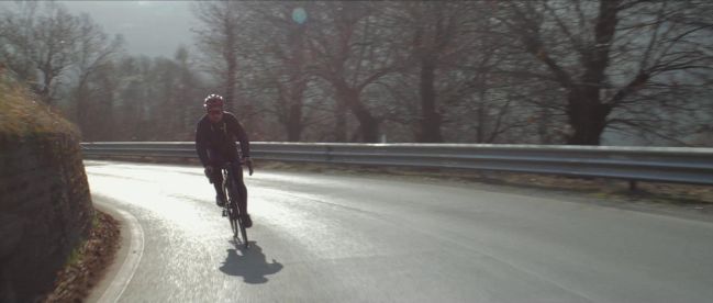 Fotograma del documental '98double', en el que Federico Damiani asciende el Oropa.
