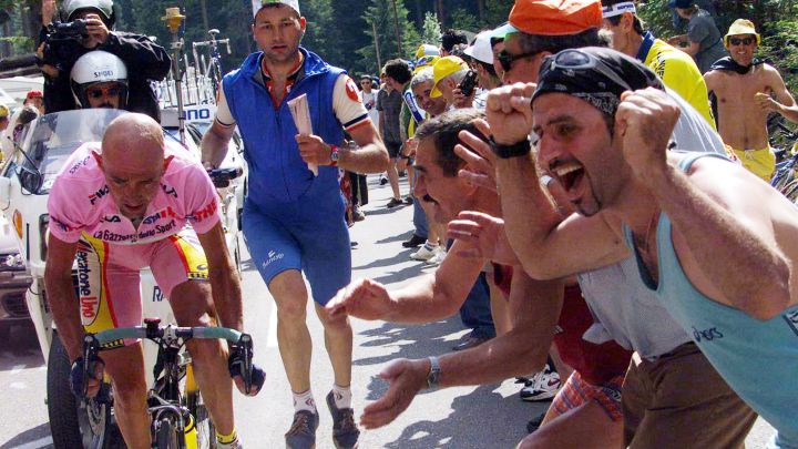 Marco Pantani, con la maglia rosa del Giro de Italia.