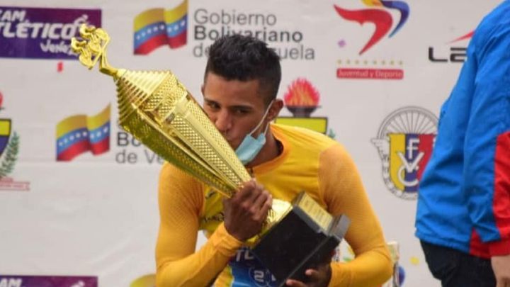 Roniel Campos besa el trofeo de campeón de la general de la Vuelta al Táchira 2021.