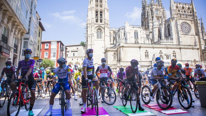 Los ciclistas del pelotón posan antes de la primera etapa de la Vuelta a Burgos 2020 con salida en la Catedral.