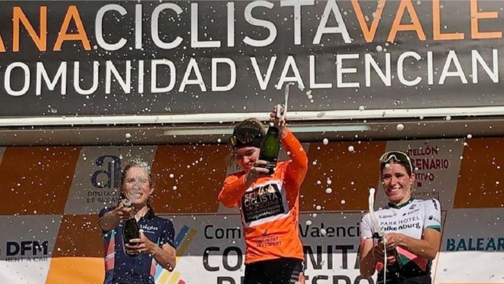 Anna Van der Breggen celebra su victoria en la general de la Setmana Ciclista Valenciana 2020.