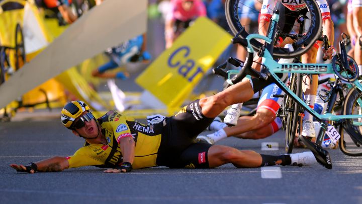 Dylan Groenewegen se va al suelo en la caída en la llegada de la primera etapa de la Vuelta a Polonia 2020 en Katowice.