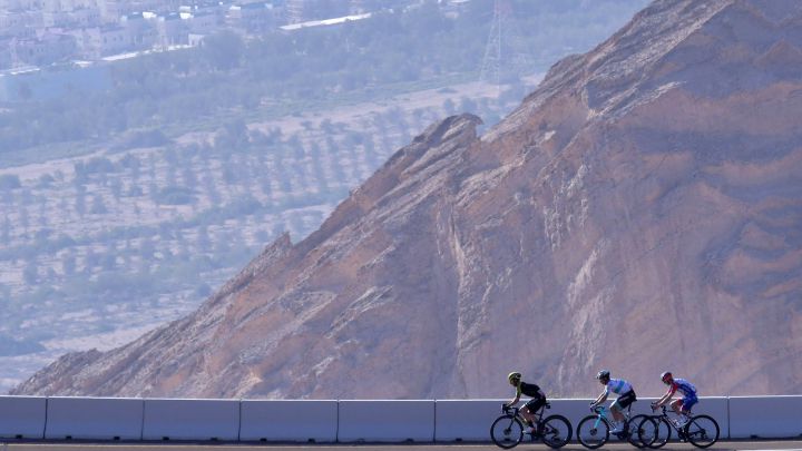 Los ciclistas realizan la ascenión a Jebel Hafeet en la tercera etapa del UAE Tour 2020.