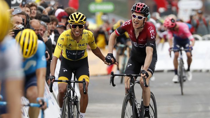 Egan Bernal y Geraint Thomas celebran el triunfo virtual del primero en la general del Tour de Francia 2019 tras la vigésima etapa en Val Thorens.