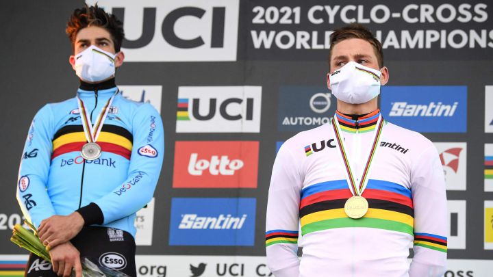 Wout Van Aert, junto a Mathieu Van Der Poel en el podio del Mundial de Ciclocrós de Ostende 2021.