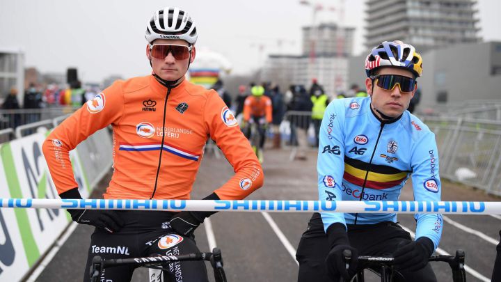 Mathieu Van Der Poel y Wout Van Aert posan antes de la salida de los Mundiales de Ciclocrós de Ostende 2021.