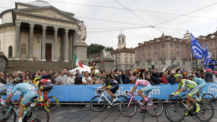 El pelotón rueda por las calles de Turín durante la última etapa del Giro de Italai 2016.