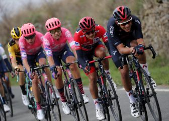 La UCI también prohibirá correr con los codos en el manillar