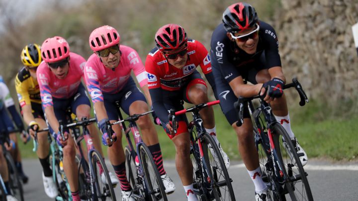 Andrey Amador rueda con los codos sobre el manillar durante la séptima etapa de la Vuelta a España 2020 entre Vitoria-Gasteiz y Villanueva de Valdegovia.