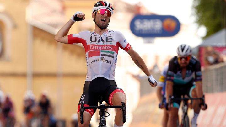 Diego Ulissi celebra su victoria en la segunda etapa del Giro de Italia 2020 con final en Agrigento.