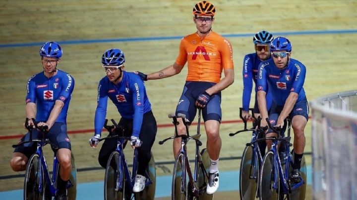 Elia Viviani, junto a Filippo Ganna y el resto de integrantes de la selección italiana de ciclismo en pista.