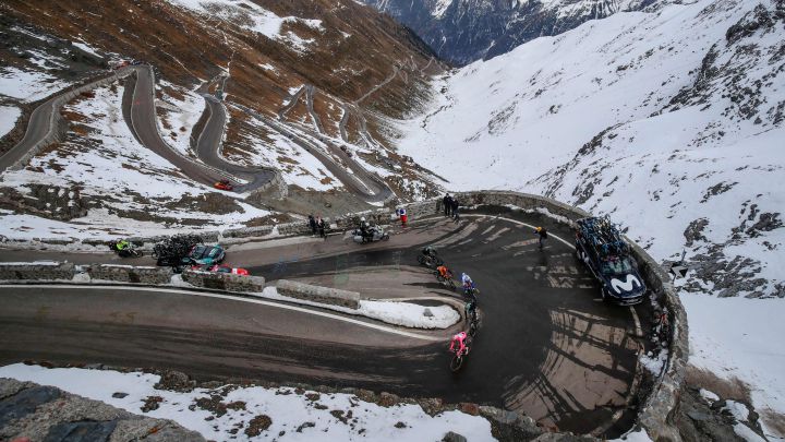 Los ciclistas ascienden las rampas del Passo dello Stelvio en el Giro de Italia 2020.