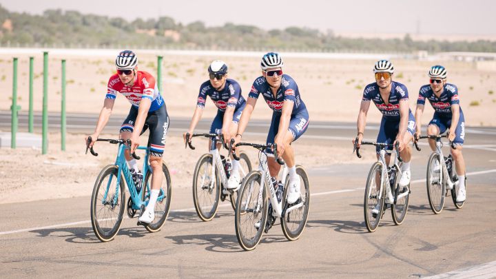 Los ciclistas del Alpecin-Fenix, durante un entrenamiento previo al UAE Tour.