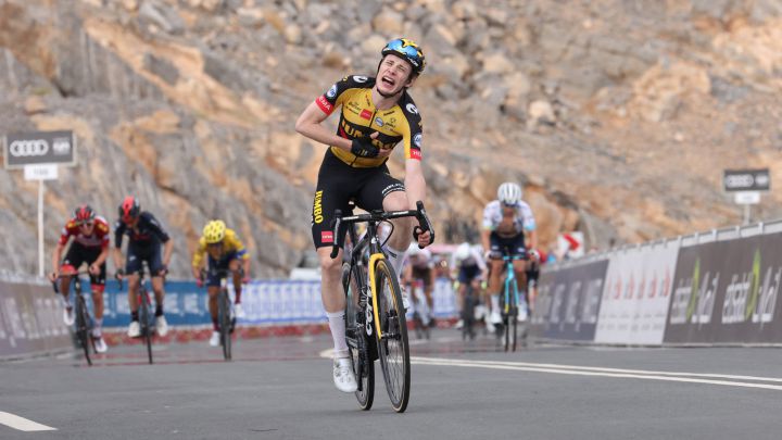 Jonas Vingegaard celebra su victoria en la cima de Jebel Jais en la quinta etapa del UAE Tour por delante de Tadej Pogacar, Adam Yates, Sergio Higuita y Alexey Lutsenko.