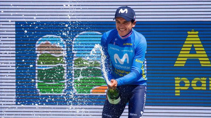 El corredor ecuatoriano Richard Carapaz, entonces en el Movistar Team, celebra su victoria en la Vuelta Ciclista a Asturias de 2019.