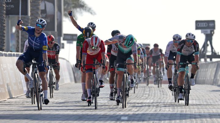 Sam Bennett celebra su victoria en la sexta etapa del UAE Tour con final en Palm Jumeirah.