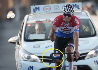 Van der Poel ayuda con el manillar roto a que gane Merlier