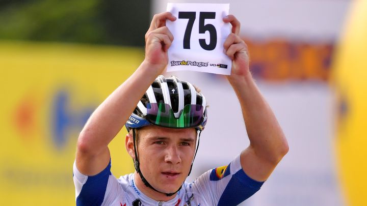 Remco Evenepoel muestra el dorsal de Fabio Jakobsen tras ganar la cuarta etapa de la Vuelta a Polonia 2020.