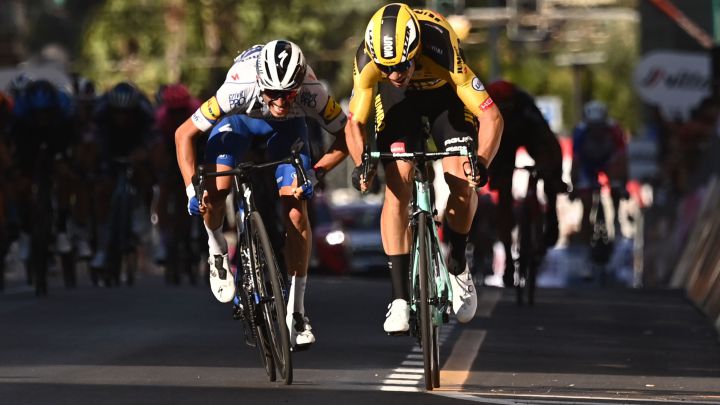 Wout van Aert y Julian Alaphilippe se lanzan en el esprint en la meta de la Milan-San Remo 2020 en San Remo.