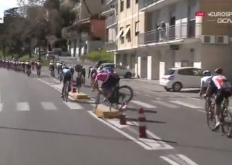 Brutal golpe y caída de Carr en la Tirreno-Adriático: parece un milagro que pudiera continuar...